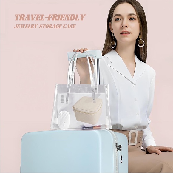 Cream Jewelry Travel Case
0429 - Picture 6 of 15